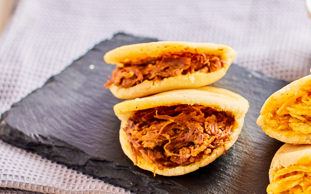 Arepa con carne desmechada - Redi Food 